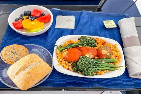 United executive acknowledges carrier’s catering shortfalls, promises better meals