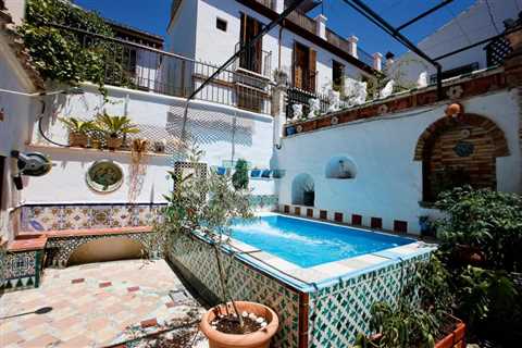 9 Best Hostels in GRANADA, Spain for Solo Travelers, Party & Chill in 2023