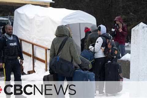 Quebec premier urges New York mayor to stop helping migrants travel to Roxham Road