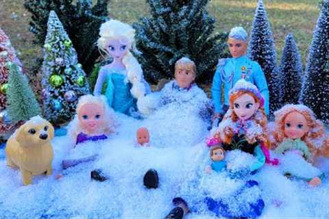 2022 Happy new year ! Elsa & Anna toddlers - snow playing