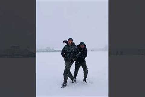 Trip to Srinagar | Dosti Yaari Zindagi Shorts #travel #trending  #kashmir #friends #running #snow