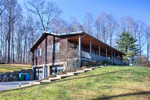 Hill Top Tree House in Asheville, NC - 4 Bedrooms, Sleeps 8
