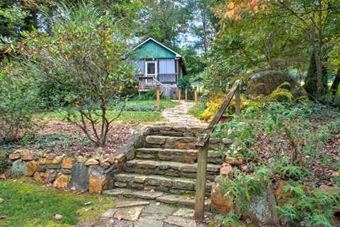 Heartwood Cottage - Charming Vacation Rental for 2 in Asheville, NC