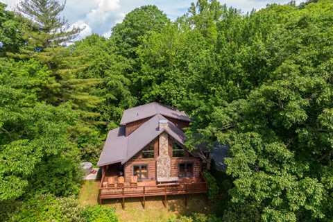 Azalea Hill | Log Cabin for Rent in Blowing Rock, NC | 3 Bedrooms | Sleeps 11