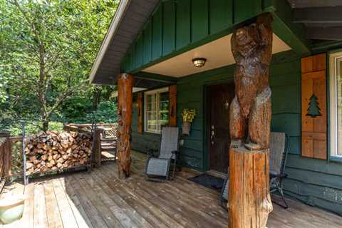 Bear Bungalow: A Cozy Retreat for 4 Guests in Blowing Rock, NC